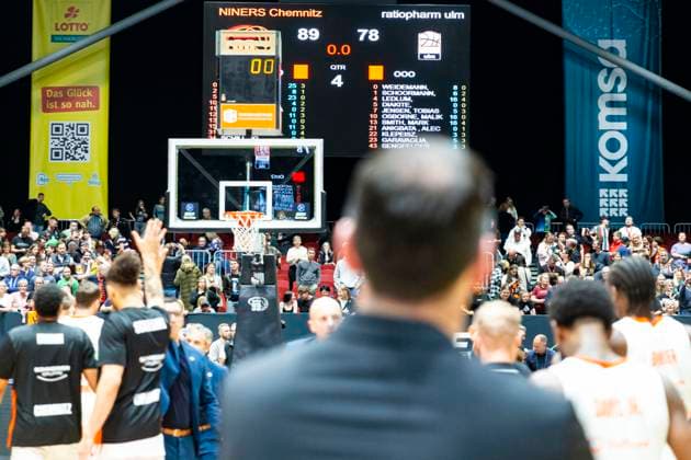 29.10.2025, xomx, Basketball BKT EuroCup 2025 2026, NINERS Chemnitz - ratiopharm ulm v.l. Das Spiel ist vorbei. Die Niners aus Chemnitz gewinnen die Begegnung mit 89:78. Ty Harrelson (Ratiopharm Ulm Trainer) Chemnitz