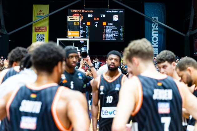 29.10.2025, xomx, Basketball BKT EuroCup 2025 2026, NINERS Chemnitz - ratiopharm ulm v.l. Das Spiel ist vorbei. Die Niners aus Chemnitz gewinnen die Begegnung mit 89:78. Chemnitz