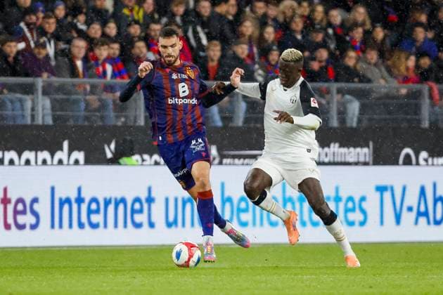 Adrian Leon Barisic (FC Basel, 26) und Philippe Keny (FC Zürich, 19) im Laufduell , Schweiz, Fussball, Super League, 11.Spieltag, 2025 2026, FC Basel 1893 vs. FC Zürich, 29.10.2025, Sankt Jakob Park, Basel, Schweiz Basel Sankt Jakob Park Kanton Basel Stadt Schweiz Copyright: xGrantxHubbsx