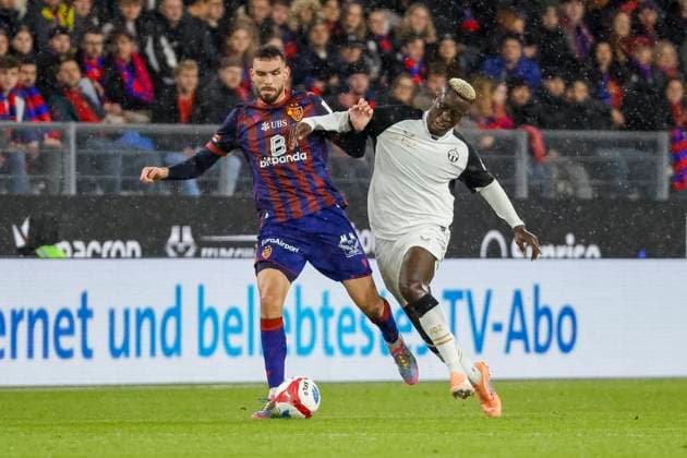 Adrian Leon Barisic (FC Basel, 26) und Philippe Keny (FC Zürich, 19) im Laufduell , Schweiz, Fussball, Super League, 11.Spieltag, 2025 2026, FC Basel 1893 vs. FC Zürich, 29.10.2025, Sankt Jakob Park, Basel, Schweiz Basel Sankt Jakob Park Kanton Basel Stadt Schweiz Copyright: xGrantxHubbsx