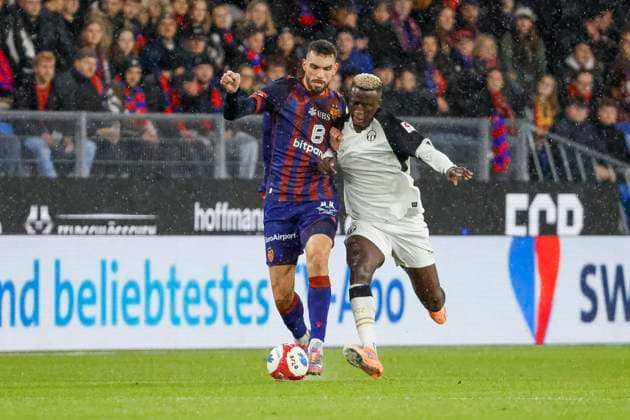 Adrian Leon Barisic (FC Basel, 26) und Philippe Keny (FC Zürich, 19) im Laufduell , Schweiz, Fussball, Super League, 11.Spieltag, 2025 2026, FC Basel 1893 vs. FC Zürich, 29.10.2025, Sankt Jakob Park, Basel, Schweiz Basel Sankt Jakob Park Kanton Basel Stadt Schweiz Copyright: xGrantxHubbsx
