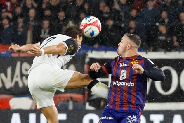 Lindrit Kamberi (FC Zürich, 02) und Xherdan Shaqiri (FC Basel, 10) beim Kopfballduell , Schweiz, Fussball, Super League, 11.Spieltag, 2025 2026, FC Basel 1893 vs. FC Zürich, 29.10.2025, Sankt Jakob Park, Basel, Schweiz Basel Sankt Jakob Park Kanton Basel Stadt Schweiz Copyright: xGrantxHubbsx