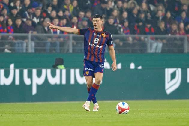 Flavius Daniliuc (FC Basel, 24) am Ball , Schweiz, Fussball, Super League, 11.Spieltag, 2025 2026, FC Basel 1893 vs. FC Zürich, 29.10.2025, Sankt Jakob Park, Basel, Schweiz Basel Sankt Jakob Park Kanton Basel Stadt Schweiz Copyright: xGrantxHubbsx