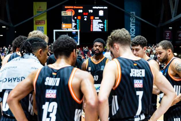 29.10.2025, xomx, Basketball BKT EuroCup 2025 2026, NINERS Chemnitz - ratiopharm ulm v.l. Das Spiel ist vorbei. Die Niners aus Chemnitz gewinnen die Begegnung mit 89:78. Chemnitz