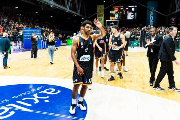 29.10.2025, xomx, Basketball BKT EuroCup 2025 2026, NINERS Chemnitz - ratiopharm ulm v.l. Das Spiel ist vorbei. Die Niners aus Chemnitz gewinnen die Begegnung mit 89:78. Mark Smith (Ratiopharm Ulm) Chemnitz
