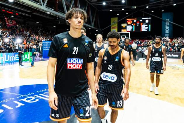 29.10.2025, xomx, Basketball BKT EuroCup 2025 2026, NINERS Chemnitz - ratiopharm ulm v.l. Das Spiel ist vorbei. Die Niners aus Chemnitz gewinnen die Begegnung mit 89:78. Alec Anigbata (Ratiopharm Ulm) Chemnitz