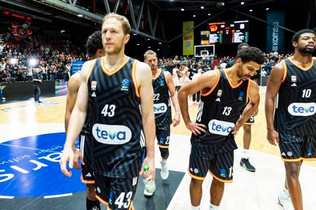 29.10.2025, xomx, Basketball BKT EuroCup 2025 2026, NINERS Chemnitz - ratiopharm ulm v.l. Das Spiel ist vorbei. Die Niners aus Chemnitz gewinnen die Begegnung mit 89:78. Christian Sengfelder (Ratiopharm Ulm) Chemnitz