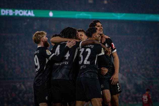 Deutschland: Fussball DFB Pokal 2025 26, 2. Runde - Fortuna Düsseldorf vs SC Freiburg - Merkur Spiel-Arena (Düsseldorf): Tor und Torjubel zum 1:0 durch Igor Matanovic (SC Freiburg, 31) Freude, Emotionen, Jubel Copyright: xCELINAxLEIERSx