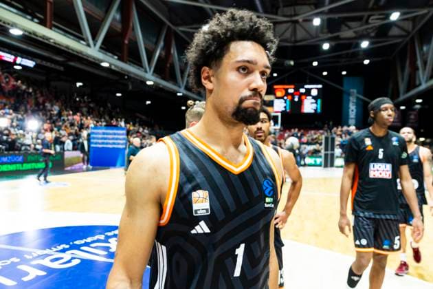 29.10.2025, xomx, Basketball BKT EuroCup 2025 2026, NINERS Chemnitz - ratiopharm ulm v.l. Das Spiel ist vorbei. Die Niners aus Chemnitz gewinnen die Begegnung mit 89:78. Len Schoorma (Ratiopharm Ulm) Chemnitz