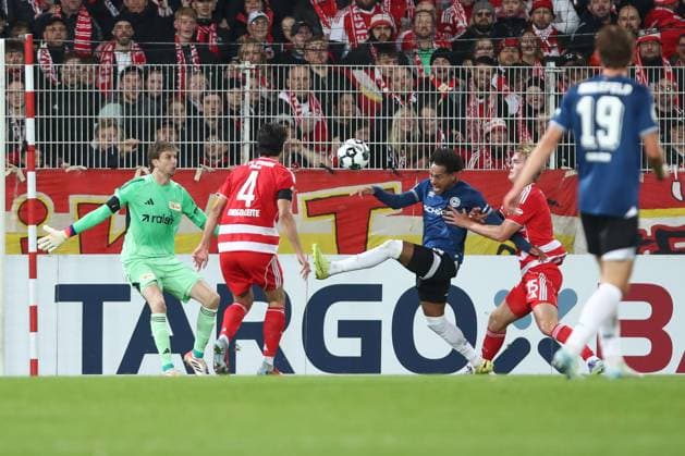 29.10.2025, xtgx, Fussball - DFB Pokal 2.Runde Union Berlin - Arminia Bielefeld emspor, v.l. Tor zum 1:1 durch Monju Momuluh (Bielefeld, 14) (DFL DFB REGULATIONS PROHIBIT ANY USE OF PHOTOGRAPHS as IMAGE SEQUENCES and or QUASI-VIDEO) Berlin