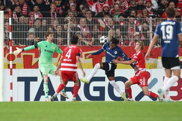 29.10.2025, xtgx, Fussball - DFB Pokal 2.Runde Union Berlin - Arminia Bielefeld emspor, v.l. Tor zum 1:1 durch Monju Momuluh (Bielefeld, 14) (DFL DFB REGULATIONS PROHIBIT ANY USE OF PHOTOGRAPHS as IMAGE SEQUENCES and or QUASI-VIDEO) Berlin