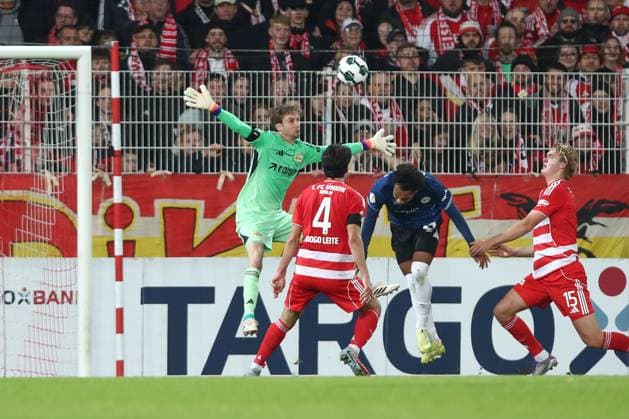 29.10.2025, xtgx, Fussball - DFB Pokal 2.Runde Union Berlin - Arminia Bielefeld emspor, v.l. Tor zum 1:1 durch Monju Momuluh (Bielefeld, 14) (DFL DFB REGULATIONS PROHIBIT ANY USE OF PHOTOGRAPHS as IMAGE SEQUENCES and or QUASI-VIDEO) Berlin