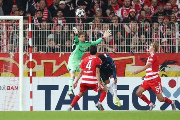 29.10.2025, xtgx, Fussball - DFB Pokal 2.Runde Union Berlin - Arminia Bielefeld emspor, v.l. Tor zum 1:1 durch Monju Momuluh (Bielefeld, 14) (DFL DFB REGULATIONS PROHIBIT ANY USE OF PHOTOGRAPHS as IMAGE SEQUENCES and or QUASI-VIDEO) Berlin