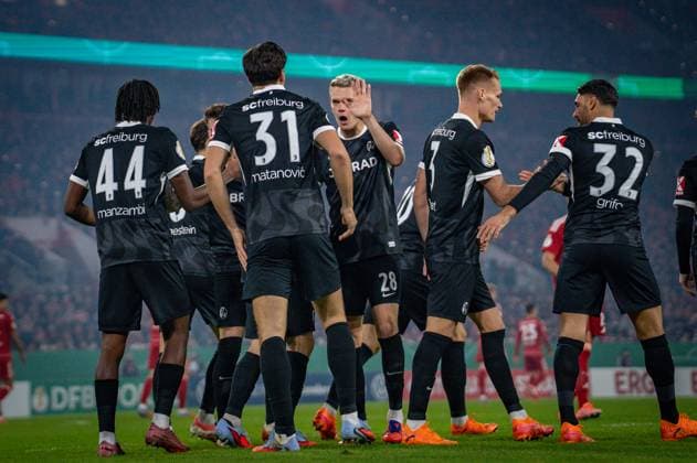 Deutschland: Fussball DFB Pokal 2025 26, 2. Runde - Fortuna Düsseldorf vs SC Freiburg - Merkur Spiel-Arena (Düsseldorf): Tor und Torjubel zum 1:0 durch Igor Matanovic (SC Freiburg, 31) Freude, Emotionen, Jubel Copyright: xCELINAxLEIERSx