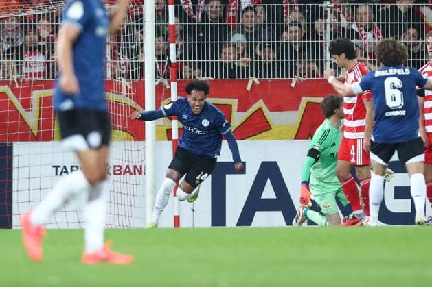 29.10.2025, xtgx, Fussball - DFB Pokal 2.Runde Union Berlin - Arminia Bielefeld emspor, v.l. Jubel nach dem 1:1 durch Monju Momuluh (Bielefeld, 14) (DFL DFB REGULATIONS PROHIBIT ANY USE OF PHOTOGRAPHS as IMAGE SEQUENCES and or QUASI-VIDEO) Berlin