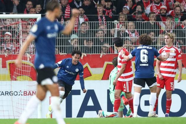 29.10.2025, xtgx, Fussball - DFB Pokal 2.Runde Union Berlin - Arminia Bielefeld emspor, v.l. Jubel nach dem 1:1 durch Monju Momuluh (Bielefeld, 14) (DFL DFB REGULATIONS PROHIBIT ANY USE OF PHOTOGRAPHS as IMAGE SEQUENCES and or QUASI-VIDEO) Berlin