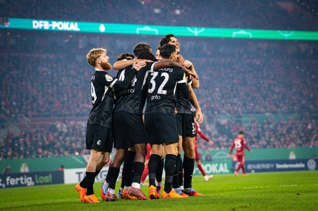 Deutschland: Fussball DFB Pokal 2025 26, 2. Runde - Fortuna Düsseldorf vs SC Freiburg - Merkur Spiel-Arena (Düsseldorf): Tor und Torjubel zum 1:0 durch Igor Matanovic (SC Freiburg, 31) Freude, Emotionen, Jubel Copyright: xCELINAxLEIERSx