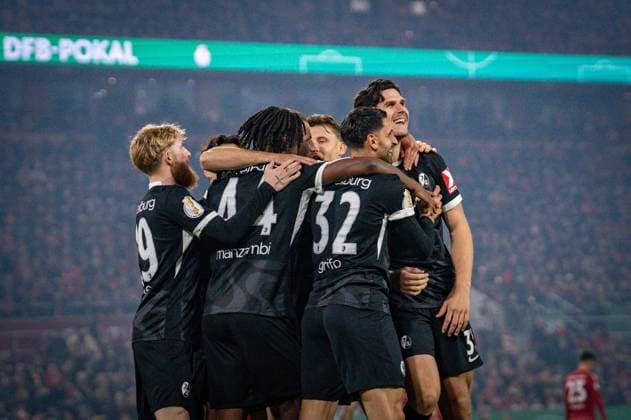Deutschland: Fussball DFB Pokal 2025 26, 2. Runde - Fortuna Düsseldorf vs SC Freiburg - Merkur Spiel-Arena (Düsseldorf): Tor und Torjubel zum 1:0 durch Igor Matanovic (SC Freiburg, 31) Freude, Emotionen, Jubel Copyright: xCELINAxLEIERSx