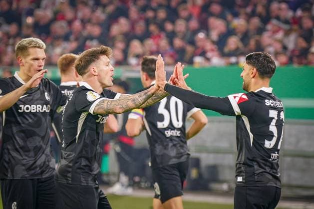 Deutschland: Fussball DFB Pokal 2025 26, 2. Runde - Fortuna Düsseldorf vs SC Freiburg - Merkur Spiel-Arena (Düsseldorf): Tor und Torjubel zum 0:2 durch Vincenzo Grifo (SC Freiburg, 32) Freude, Emotionen, Jubel Düsseldorf Nordrhein-Westfalen Deutschland Copyright: xJOERANxSTEINSIEKx