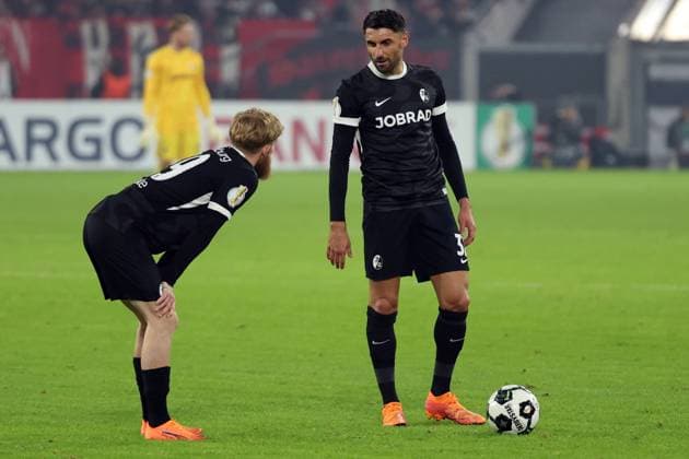 29.10.2025, xrekx, Fussball DFB Pokal 2.Runde, Fortuna Duesseldorf - SC Freiburg v.l. Niklas Beste (SC Freiburg) Vincenzo Grifo (SC Freiburg) (DFL DFB REGULATIONS PROHIBIT ANY USE OF PHOTOGRAPHS as IMAGE SEQUENCES and or QUASI-VIDEO) Duesseldorf