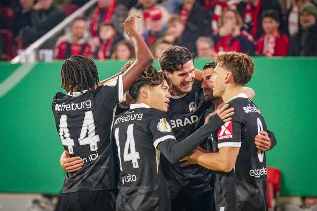 Deutschland: Fussball DFB Pokal 2025 26, 2. Runde - Fortuna Düsseldorf vs SC Freiburg - Merkur Spiel-Arena (Düsseldorf): Tor und Torjubel zum 0:2 durch Vincenzo Grifo (SC Freiburg, 32) Freude, Emotionen, Jubel Düsseldorf Nordrhein-Westfalen Deutschland Copyright: xJOERANxSTEINSIEKx
