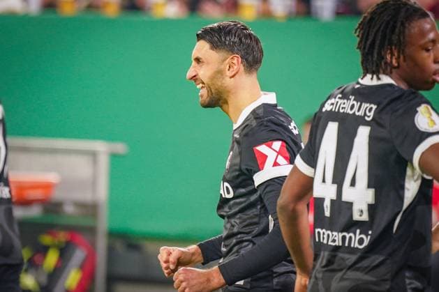 Deutschland: Fussball DFB Pokal 2025 26, 2. Runde - Fortuna Düsseldorf vs SC Freiburg - Merkur Spiel-Arena (Düsseldorf): Tor und Torjubel zum 0:2 durch Vincenzo Grifo (SC Freiburg, 32) Freude, Emotionen, Jubel Düsseldorf Nordrhein-Westfalen Deutschland Copyright: xJOERANxSTEINSIEKx