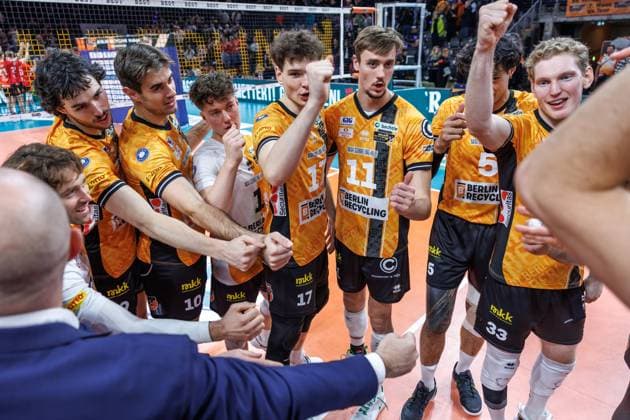 29.10.25, Berlin, Volleyball: 1.Bundesliga, Maenner, 3. Spieltag, BR Volleys - SV Warnemuende, Max-Schmeling-Halle. Die Mannschaft freut sich ueber den Sieg. BR Volleys - SV Warnemuende