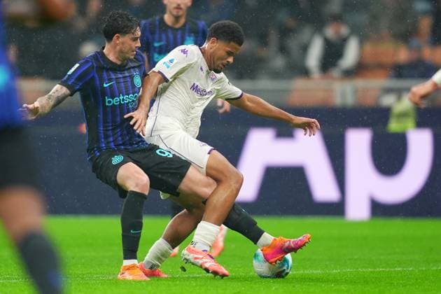 Inter MilanÕs Alessandro Bastoni fight for the ball with FiorentinaÕs Simon Sohm during the Serie A soccer match between Inter and Fiorentina at the San Siro Stadium in Milan , north Italy - Wednesday , October 29 , 2025. - Soccer .  Copyright: xSpada LaPressex