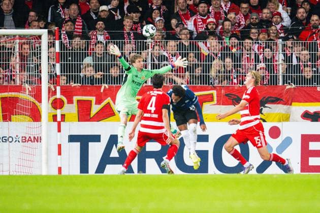 29.10.2025 - Fußball, 2025 2026, 2. Hauptrunde, 1. FC Union Berlin - DSC Arminia Bielefeld: (M) Monju Momuluh (Bielefeld) macht das Tor zum 1:1 vor Frederik Rönnow (Union Berlin) DFB REGULATIONS PROHIBIT ANY USE OF PHOTOGRAPHS AS IMAGE SEQUENCES AND OR QUASI-VIDEO.