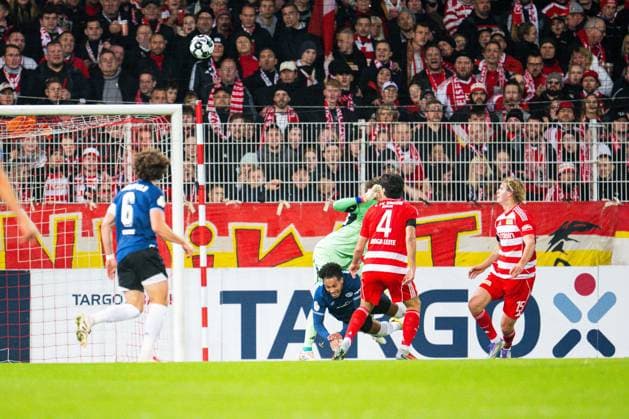 29.10.2025 - Fußball, 2025 2026, 2. Hauptrunde, 1. FC Union Berlin - DSC Arminia Bielefeld: (M) Monju Momuluh (Bielefeld) macht das Tor zum 1:1 vor Frederik Rönnow (Union Berlin) DFB REGULATIONS PROHIBIT ANY USE OF PHOTOGRAPHS AS IMAGE SEQUENCES AND OR QUASI-VIDEO.