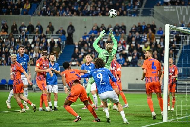 29.10.2025, Fussball, DFB-Pokal, 2. Runde, Saison 2025 2026, FC Schalke 04 - SV Darmstadt 98, Torwart Loris Karius (FC Schalke 04) lässt den Ball los vor dem 2:0 von Darmstadt, xRHR-FOTO YYx Copyright: KROEGER RHR-FOTOx RHR-FOTO YY