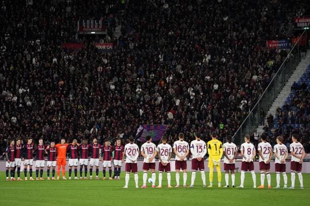 Observe a minute of silence in honor of Gino Pivatelli during the Serie A soccer match between Bologna and Torino at the Renato DallÕAra Stadium in Bologna, north Italy - Wednesday, October 29, 2025 -  Copyright: xMassimoxPaolone LaPressex