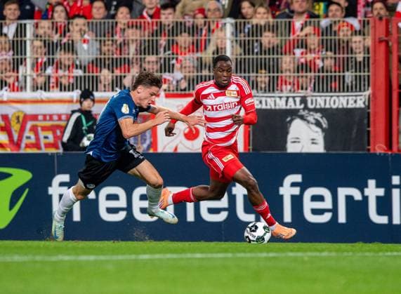 Fußball, Herren, Saison 2025 2026, DFB-Pokal (2. Runde), 1. FC Union Berlin - DSC Arminia Bielefeld, v. l. Maximilian Großer (Bielefeld), Ilyas Ansah (1. FC Union Berlin), 29.10.2025, Copyright: xSebastianxRäppold MatthiasxKochx