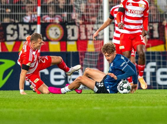 Fußball, Herren, Saison 2025 2026, DFB-Pokal (2. Runde), 1. FC Union Berlin - DSC Arminia Bielefeld, v. l. Tim Skarke (1. FC Union Berlin), Joel Grodowski (Bielefeld), 29.10.2025, Copyright: xSebastianxRäppold MatthiasxKochx