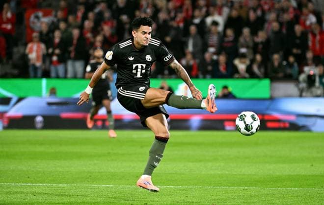 Fussball, DFB Pokal, Deutschland, Herren, Saison 2025 2026, 2. Runde, Rhein Energie Stadion Köln, 1. FC Köln - FC Bayern München; Luis Diaz (FCB). Aktion, Einzelbild.