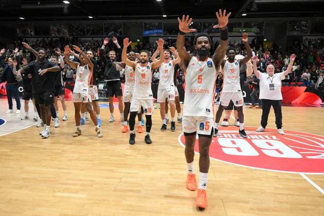 Mannschaft der NINERS Chemnitz bejubelt den Sieg, Corey Davis Jr. (NINERS Chemnitz) vorn. GER, NINERS Chemnitz vs. ratiopharm ulm, Basketball, BKT EuroCup, 5. Spieltag, Saison 2025 2026, 29.10.2025 GER, NINERS Chemnitz vs. ratiopharm ulm, Basketball, BKT EuroCup, 5. Spieltag, Saison 2025 2026, 29.10.2025 Chemnitz Copyright: xEibner-Pressefoto BertxHarzerx EP_BHR
