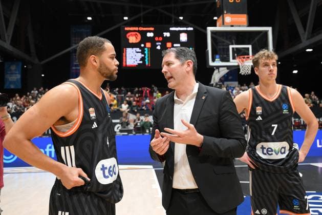Ty Harrelson (Trainer, Head Coach, ratiopharm ulm) Mitte, Christopher Ledlum (ratiopharm ulm) re. und Tobias Jensen (ratiopharm ulm) li., nach der Niederlage. GER, NINERS Chemnitz vs. ratiopharm ulm, Basketball, BKT EuroCup, 5. Spieltag, Saison 2025 2026, 29.10.2025 GER, NINERS Chemnitz vs. ratiopharm ulm, Basketball, BKT EuroCup, 5. Spieltag, Saison 2025 2026, 29.10.2025 Chemnitz Copyright: xEibner-Pressefoto BertxHarzerx EP_BHR