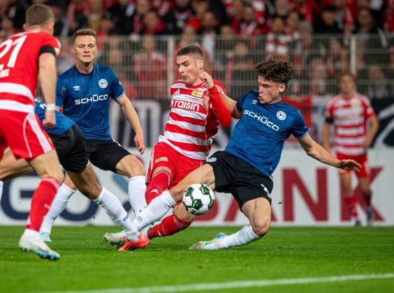 Fußball, Herren, Saison 2025 2026, DFB-Pokal (2. Runde), 1. FC Union Berlin - DSC Arminia Bielefeld, v. l. Joel Felix (Bielefeld), Leon Schneider (Bielefeld), Andrej Ilic (1. FC Union Berlin), Maximilian Großer (Bielefeld), 29.10.2025, Copyright: xSebastianxRäppold MatthiasxKochx