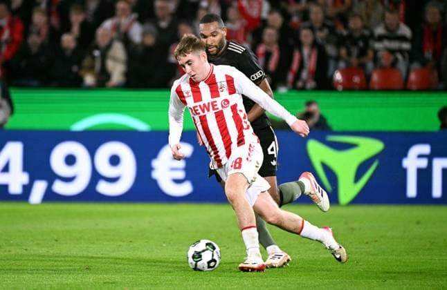 Fussball, DFB Pokal, Deutschland, Herren, Saison 2025 2026, 2. Runde, Rhein Energie Stadion Köln, 1. FC Köln - FC Bayern München; Isak Johannesson (KOE), Jonathan Tah (FCB). Aktion