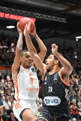 Kevin Yebo (NINERS Chemnitz) li. und Mark Smith (ratiopharm ulm) re. GER, NINERS Chemnitz vs. ratiopharm ulm, Basketball, BKT EuroCup, 5. Spieltag, Saison 2025 2026, 29.10.2025 GER, NINERS Chemnitz vs. ratiopharm ulm, Basketball, BKT EuroCup, 5. Spieltag, Saison 2025 2026, 29.10.2025 Chemnitz Copyright: xEibner-Pressefoto BertxHarzerx EP_BHR