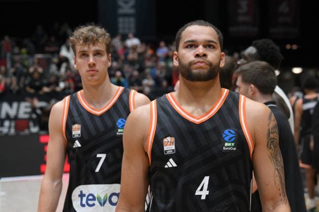 Christopher Ledlum (ratiopharm ulm) re. und Tobias Jensen (ratiopharm ulm) li., nach der Niederlage. GER, NINERS Chemnitz vs. ratiopharm ulm, Basketball, BKT EuroCup, 5. Spieltag, Saison 2025 2026, 29.10.2025 GER, NINERS Chemnitz vs. ratiopharm ulm, Basketball, BKT EuroCup, 5. Spieltag, Saison 2025 2026, 29.10.2025 Chemnitz Copyright: xEibner-Pressefoto BertxHarzerx EP_BHR