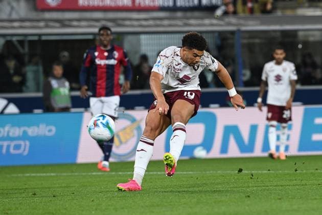 Adams Che (Torino Fc) shooting on goal good chance during Bologna FC vs Torino FC, Italian soccer Serie A match in Bologna, Italy, October 29 2025  Copyright: xGianlucaxRicci IPAxSportx xipa-agency.netx xx IPA_67243524 IPA_Agency_IPA67243524