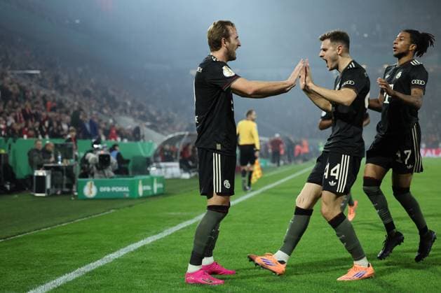 GER, DFB Pokal, 2.Runde, 1. FC Koeln vs. FC Bayern Muenchen 29.10.2025, Rheinenergiestadion, , Koeln, GER, DFB Pokal, 2.Runde, 1. FC Koeln vs. FC Bayern Muenchen, im Bild: 2:1 fuer Bayern durch Harry Kane (Bayern Muenchen 9), Torjubel Jubel Jubellauf, Luis Diaz (Bayern Muenchen 14), Serge Gnabry (Bayern Muenchen 7),