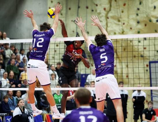 BAU 29.10.2025 Ludwigsburg Volleyball Barock Volleys MTV Ludwigsburg vs. ASV Dachau, v.l. Tobias Besenböck (Dachau), Nyherowo Omene (LB), Alexander King (Dachau)