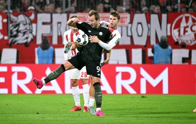 Fussball, DFB Pokal, Deutschland, Herren, Saison 2025 2026, 2. Runde, Rhein Energie Stadion Köln, 1. FC Köln - FC Bayern München; Harry Kane (FCB), Joel Schmied (KOE). Aktion