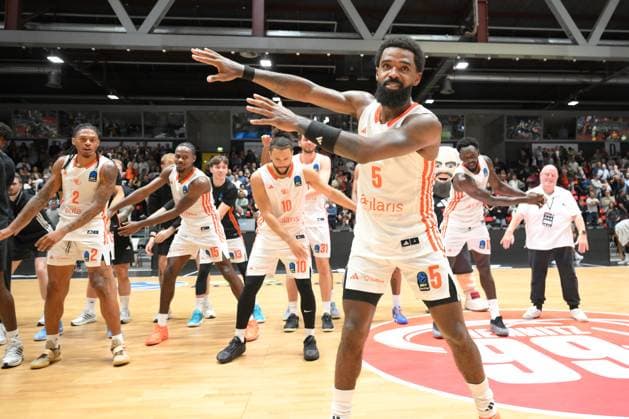 Mannschaft der NINERS Chemnitz bejubelt den Sieg, Corey Davis Jr. (NINERS Chemnitz) vorn. GER, NINERS Chemnitz vs. ratiopharm ulm, Basketball, BKT EuroCup, 5. Spieltag, Saison 2025 2026, 29.10.2025 GER, NINERS Chemnitz vs. ratiopharm ulm, Basketball, BKT EuroCup, 5. Spieltag, Saison 2025 2026, 29.10.2025 Chemnitz Copyright: xEibner-Pressefoto BertxHarzerx EP_BHR