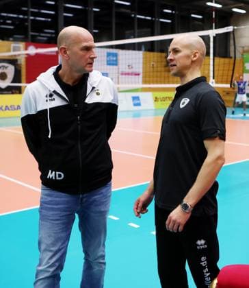 BAU 29.10.2025 Ludwigsburg Volleyball Barock Volleys MTV Ludwigsburg vs. ASV Dachau, v.l. Sportdirektor und Co-Trainer Michael Dornheim, Trainer Hasse Mattila (LB)