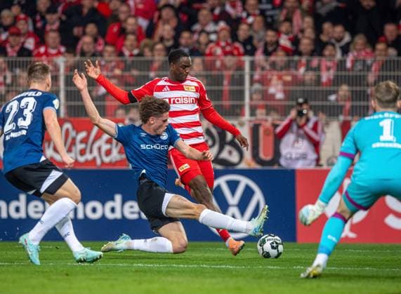 Fußball, Herren, Saison 2025 2026, DFB-Pokal (2. Runde), 1. FC Union Berlin - DSC Arminia Bielefeld, v. l. Leon Schneider (Bielefeld), Maximilian Großer (Bielefeld), Ilyas Ansah (1. FC Union Berlin), Torhüter Jonas Kersken (Bielefeld), 29.10.2025, Copyright: xSebastianxRäppold MatthiasxKochx