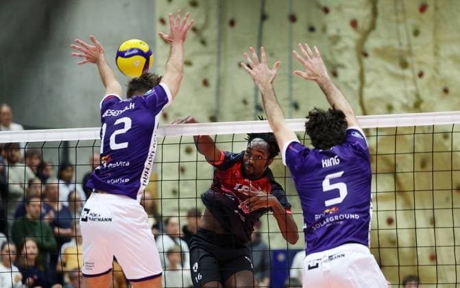 BAU 29.10.2025 Ludwigsburg Volleyball Barock Volleys MTV Ludwigsburg vs. ASV Dachau, v.l. Tobias Besenböck (Dachau), Nyherowo Omene (LB), Alexander King (Dachau)