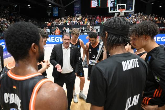 Mannschaft von ratiopharm Ulm nach der Niederlage, Ty Harrelson (Trainer, Head Coach, ratiopharm ulm) Mitte. GER, NINERS Chemnitz vs. ratiopharm ulm, Basketball, BKT EuroCup, 5. Spieltag, Saison 2025 2026, 29.10.2025 GER, NINERS Chemnitz vs. ratiopharm ulm, Basketball, BKT EuroCup, 5. Spieltag, Saison 2025 2026, 29.10.2025 Chemnitz Copyright: xEibner-Pressefoto BertxHarzerx EP_BHR